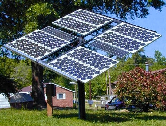 A fantastic solar array that swivels. By Living off the Grid (Flickr)