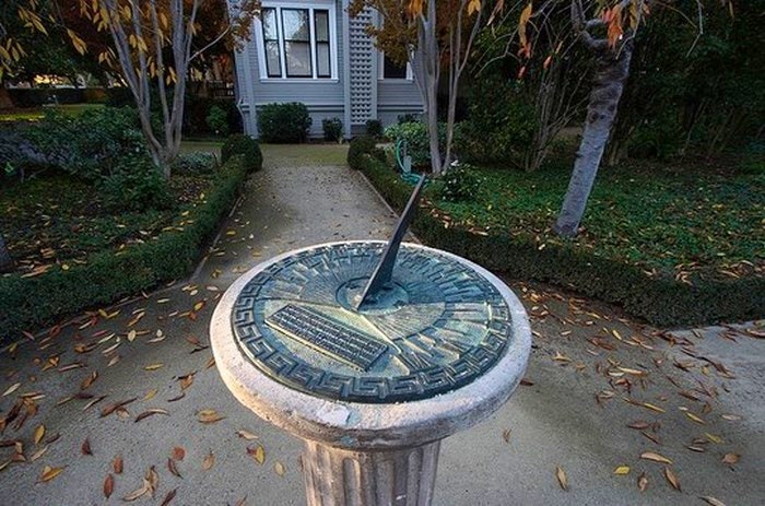 a-normal-sundial-by-john-loo-flickr