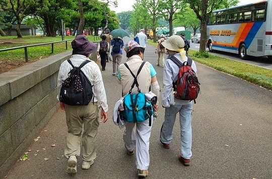 Anyone can tell these three are tourists. By Timefortea3 (Flickr).