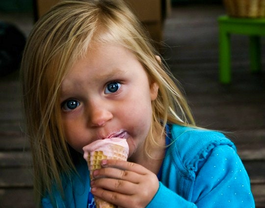 Kid with icecream by Amanda Govaert (Flickr)