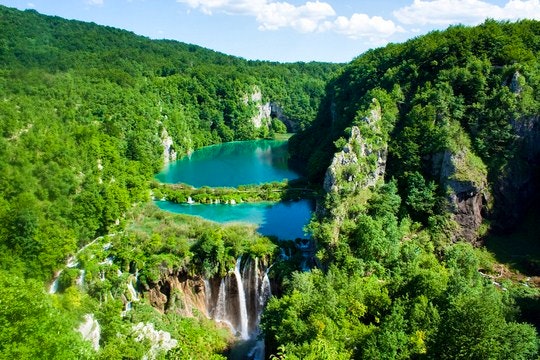 One of the watefalls within the Plitvice Lakes National Park. By PableBM (Flickr)