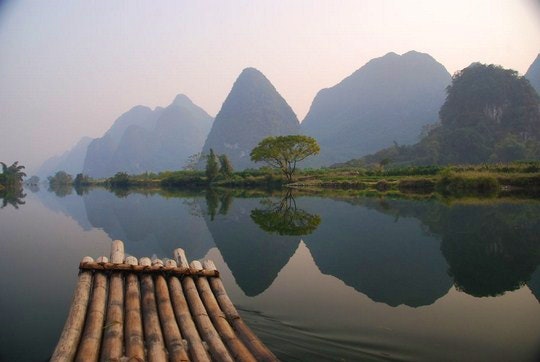 Travelling up the Yuangshuo river. By magical-world (Flickr)