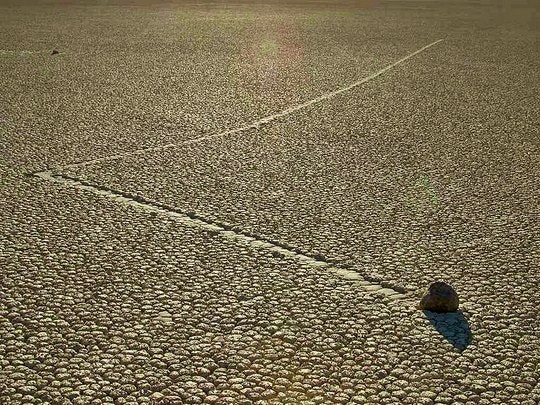 A view of a rock sliding in Racetrack Playa. By Jon Sullivan (Creative Commons)