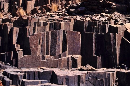 Basalt structures in Namibia. By Schnobby (Creative Commons)