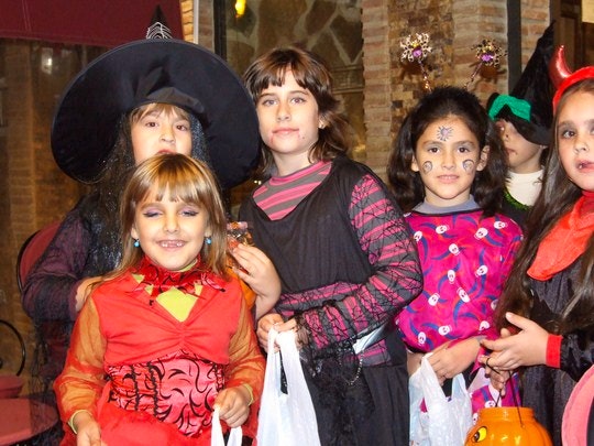 Some children going trick or treating. By jennicatpink (Flickr)