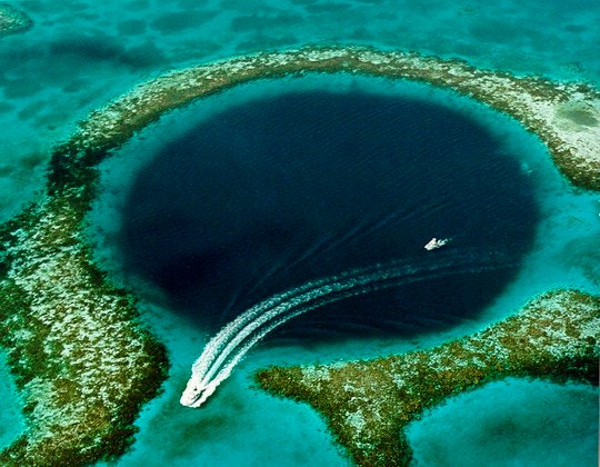 The Blue Hole off the coast of Belize. By U.S Geological Survey (Creative Commons) 