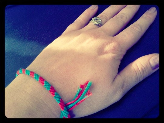 Friendship bracelet. By Lo & Behold >> Shrie L. Spangler (Flickr)