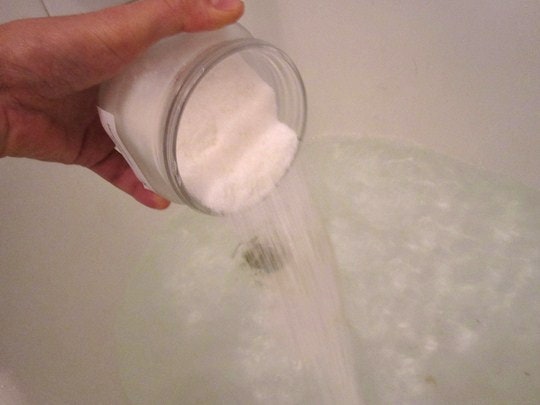 Pouring bath salts into a bath. By SuperFantastic (Flickr)