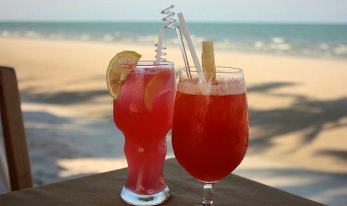 Cocktails on the beach by Krista (Flickr)