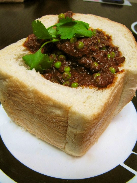 Bunny chow with garnish. By The Aimless Cook (Flickr)