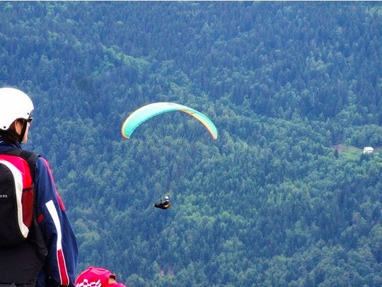 Fantastic views await when you paraglide. By Keith Laverack (Flickr)