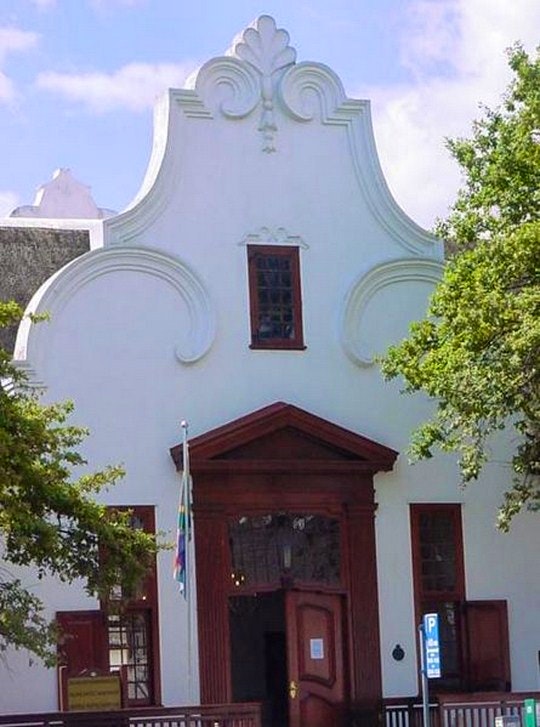 Cape Dutch architecture in Stellenbosch. By Len'Alex (Creative Commons)