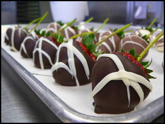 Delectable home-made chocolate covered strawberries. By hezoos (Flickr)