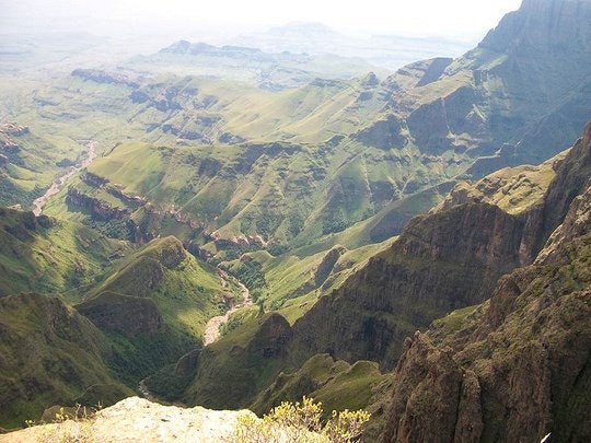 A Valley in the Drakensberg near Tugela falls. By Iri Soda (Creative Commons)