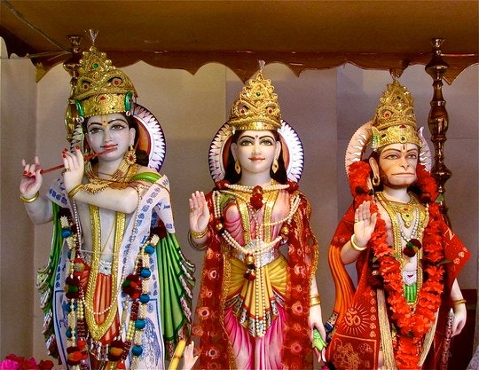 The figures of Krishna, Sita, and Ravana. By Roel Wijnants (Flickr)