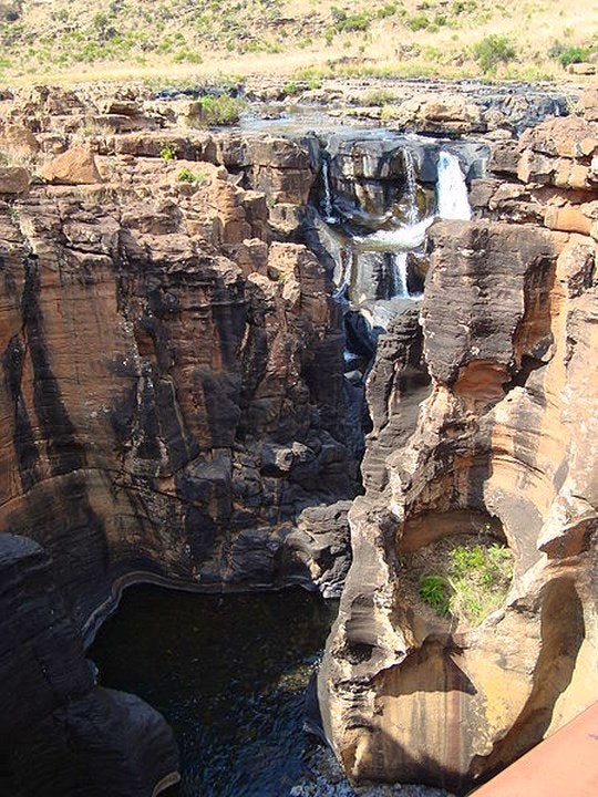 The treur rivier cascading down to Bourke's Luck Potholes. By Tetcu Mircea Rares (Creative Commons)