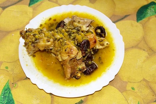 A plate of curried Moroccan lamb with prunes and apricots. By Daniel Panev (Creative Commons)