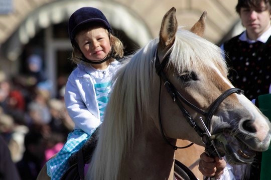 Enjoying her first riding lesson. By Sandy Kirchlechner (Flickr)