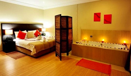 Three Oaks and an Aloe honeymoon room (C) TravelGround