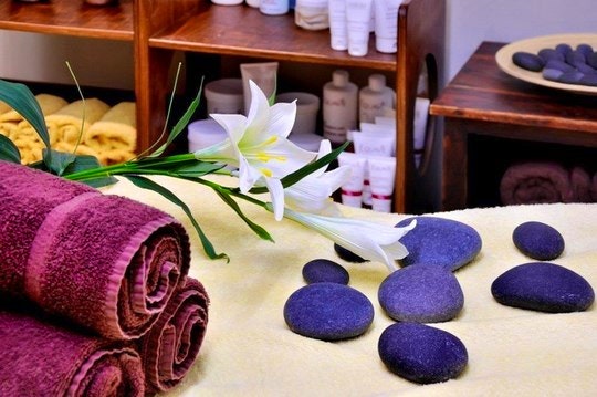 All you need for a delightful hotstone massage. By Unique Hotels Group (Flickr)