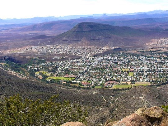 An overview of Graaf-Reinet as seen from the Valley of Desolation. By Winifried Bruenken (Creative Commons)