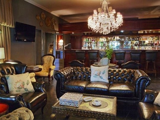 Shangri-La Country Hotel bar area (C) TravelGround