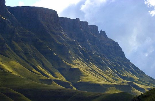 The towering mountains that lead to Sani Pass. By Mark Peacock (Creative Commons)