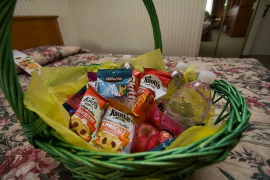 Gift basket with goodies. By Aaron Jacobs (Flickr)