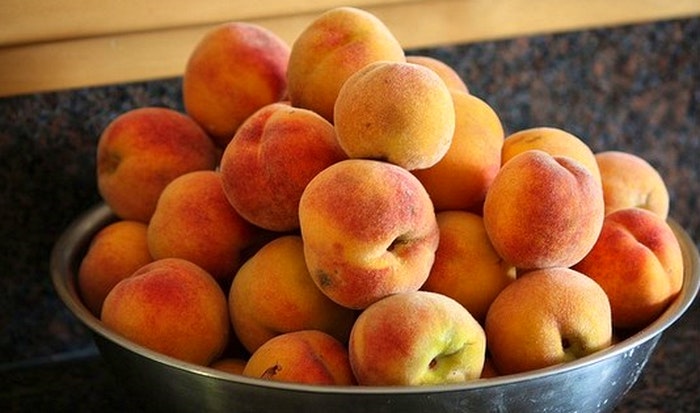 Fresh Peaches just washed. By Quiltsalad (Flickr)