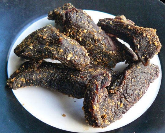 A plate of biltong sliverss. By Jamsta (Creative Commons)