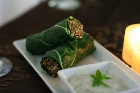 Dolmades and tzatziki sauce. By Geoff Peters (Flickr)