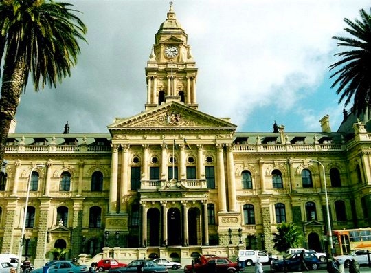 Cape Town hall, near the Grand Parade. By Felix Gotwald (Creative Commons)