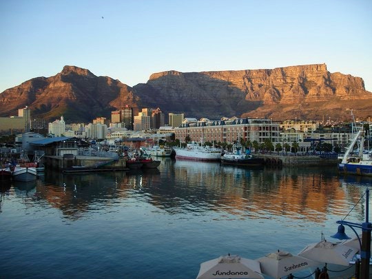 Table Mountain as seen from the harbour. By cdngrlnaomi (Flickr)