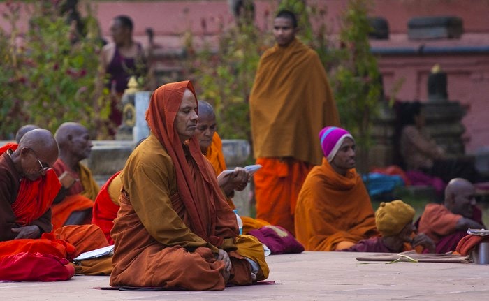 Buddhists meditating and reflecting. By Jakub Michankow (Flickr) 