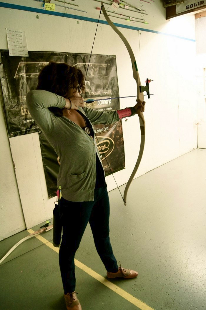 Female archer practicing. By SimplyAbbey (Flickr) 