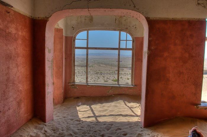 Sand filled homes. By Gaftels (Flickr) 