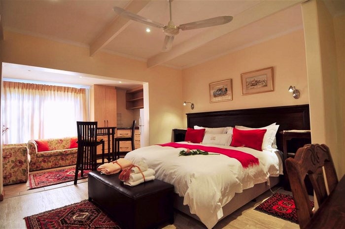 Cape Pillars Boutique Guesthouse bedroom (C) TravelGround