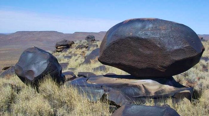 19 - black boulders in Northern Cape by Jagersberg (TravelGround)