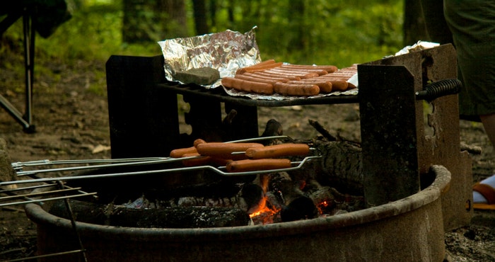 Cooking Hot Dogs on the Campfire, Jason Pratt (Flickr)