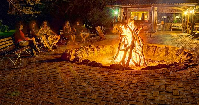 Dís mos hoe 'n vuur moet brand! Dié mense kuier by Bonamanzi Game Reserve in KwaZulu-Natal.