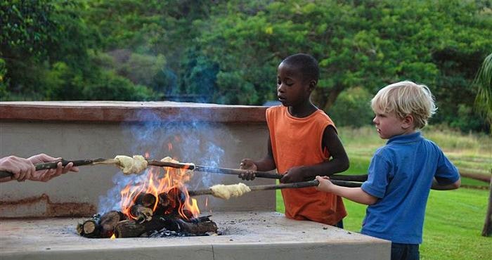 Die jongspan maak lekke stokbrood by Madi a Thavha Mountain Lodge in Limpopo.