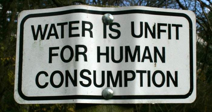 Water is unfit for human consumption by Woodleywonderworks (Flickr)