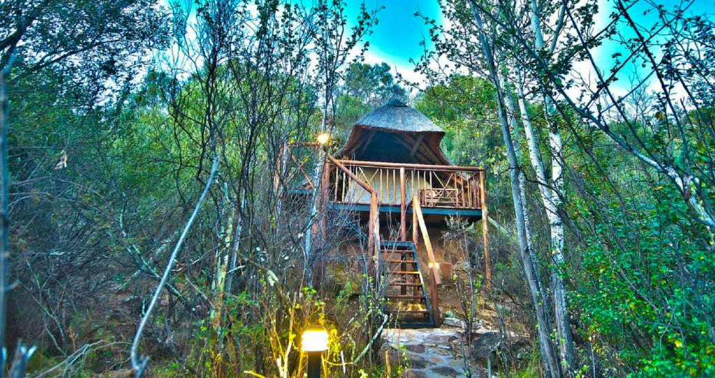 The wooden stilts and thatch roofs match the surroundings perfectly | Photo: LekkeSlaap. 