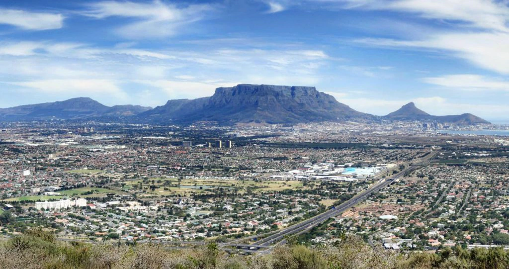 Anderkant die Boereworsgordyn: Kaapstad se Noordelike Voorstede