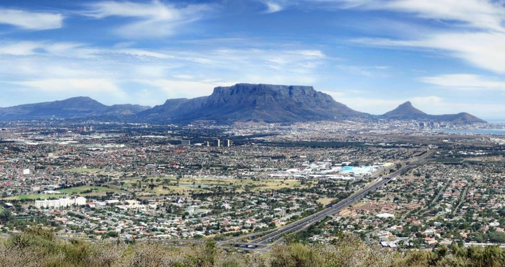 Anderkant die Boereworsgordyn: Kaapstad se Noordelike Voorstede