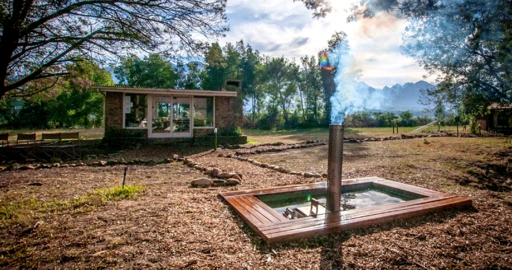 8 Heerlike Houtvuur-warmbaddens in die Wes-Kaap