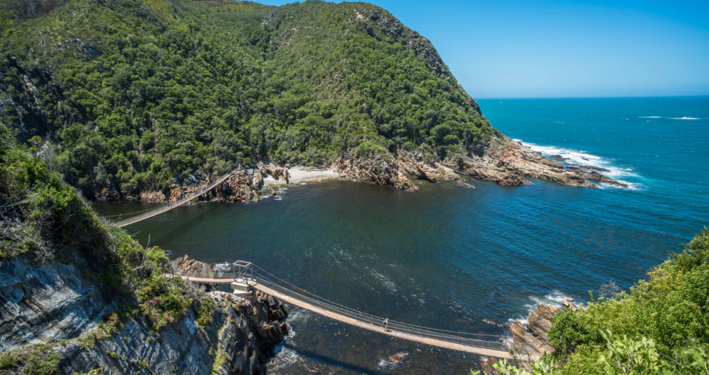 Berge, bome, rotse, strome: Stormsrivier van hoek tot kant