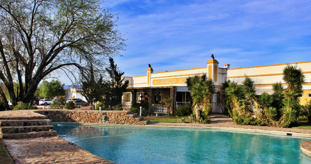 Steytlerville: Kuns en ’n egte Karoo-kuier by die Karroo Theatrical Hotel