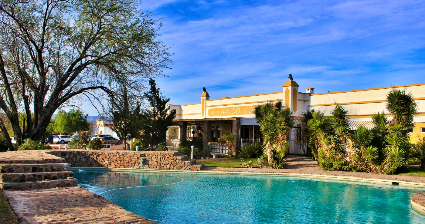 Steytlerville: Kuns en ’n egte Karoo-kuier by die Karroo Theatrical Hotel