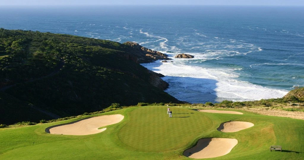 Speel gholf by hierdie wegbreke langs die kus